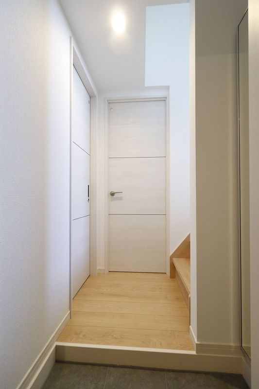 ウィンクルム・CRESTの玄関|シューズボックス付きの玄関です☆