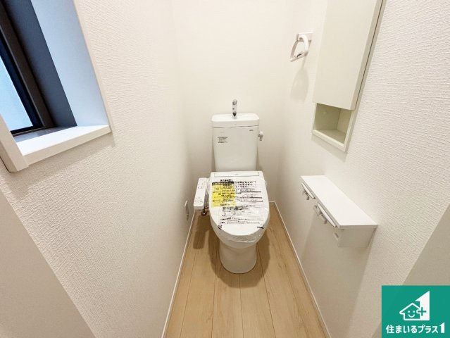 和歌山市有本　第4期　新築一戸建てのトイレ|シャワー洗浄機能付トイレは標準仕様。冬場は暖かシートヒーターも装備！
表面コートでキレイ長持ち！省エネ節水仕様の温水洗浄トイレ！