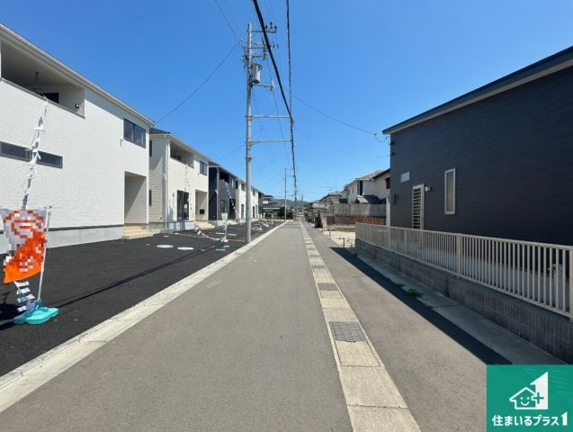 和歌山市有本　第4期　新築一戸建ての前面道路含む現地写真|周辺は閑静な住宅街！前面道路広々で車の出し入れも便利です。駐車が苦手な方でも安心して車庫入れできます！