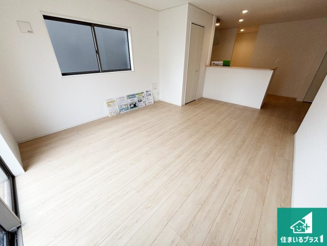 和歌山市有本　第4期　新築一戸建ての居間・リビング|太陽の光が差し込むとっても明るいリビング！思わず微笑みたくなる居心地の良さ。家族団らんの時間も増えそうなくつろぎのＬＤＫで、住む人のこだわりを活かすゆとりある空間♪