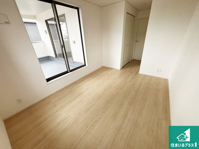和歌山市有本　第4期　新築一戸建ての洋室|寝室は心地よい眠りについてもらいたくて、シンプルでかつ開放的な空間に！大きな窓から差し込む朝日が、すっきりとした目覚めをサポートします。