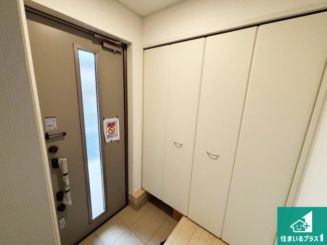 和歌山市有本　第4期　新築一戸建ての玄関|シューズクローゼットにはたくさんの靴が収納できるので玄関周りはいつもスッキリ！コの字型のスペースにはオシャレな小物を置くと玄関が華やかに♪