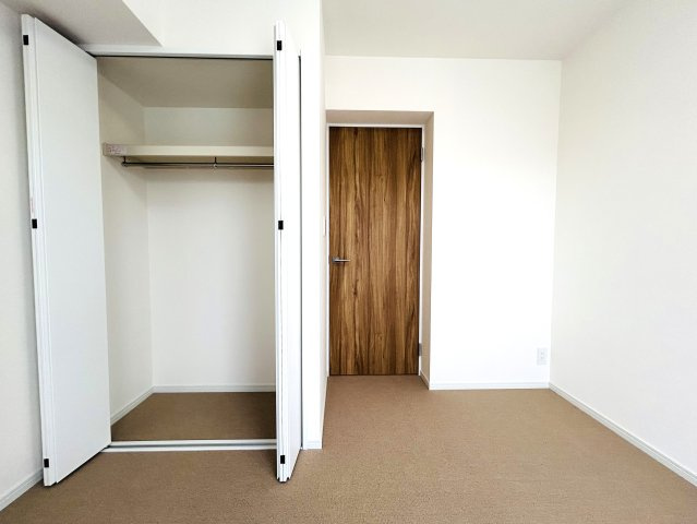 最上階×角部屋でペット飼えちゃう！！田の字間取りではない！！何と言ってもまずマンションエントランスから爆上げ必須！！な、『パークハイム三ツ沢』リノベーションの洋室|落ち着いた色調の洋室です