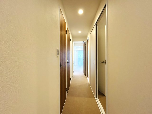 最上階×角部屋でペット飼えちゃう！！田の字間取りではない！！何と言ってもまずマンションエントランスから爆上げ必須！！な、『パークハイム三ツ沢』リノベーションの内装|明るい室内です