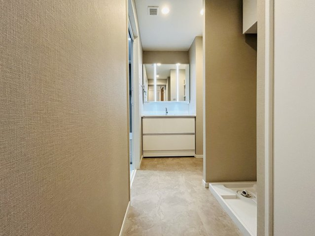 最上階×角部屋でペット飼えちゃう！！田の字間取りではない！！何と言ってもまずマンションエントランスから爆上げ必須！！な、『パークハイム三ツ沢』リノベーションの独立洗面台|独立洗面台、小物を置くことができて便利です