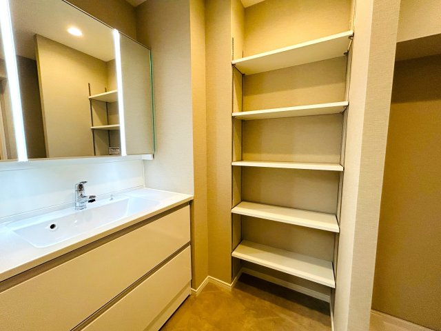 最上階×角部屋でペット飼えちゃう！！田の字間取りではない！！何と言ってもまずマンションエントランスから爆上げ必須！！な、『パークハイム三ツ沢』リノベーションの独立洗面台|独立洗面台です