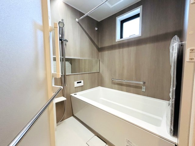 最上階×角部屋でペット飼えちゃう！！田の字間取りではない！！何と言ってもまずマンションエントランスから爆上げ必須！！な、『パークハイム三ツ沢』リノベーションの浴室|日々の疲れを癒すお風呂付です