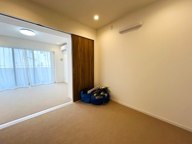 最上階×角部屋でペット飼えちゃう！！田の字間取りではない！！何と言ってもまずマンションエントランスから爆上げ必須！！な、『パークハイム三ツ沢』リノベーションの洋室|個人の部屋や寝室として使える洋室です