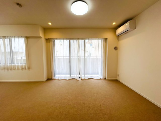 最上階×角部屋でペット飼えちゃう！！田の字間取りではない！！何と言ってもまずマンションエントランスから爆上げ必須！！な、『パークハイム三ツ沢』リノベーションの居間・リビング|おしゃれなリビングです