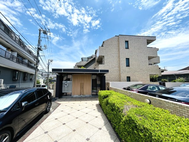 最上階×角部屋でペット飼えちゃう！！田の字間取りではない！！何と言ってもまずマンションエントランスから爆上げ必須！！な、『パークハイム三ツ沢』リノベーション