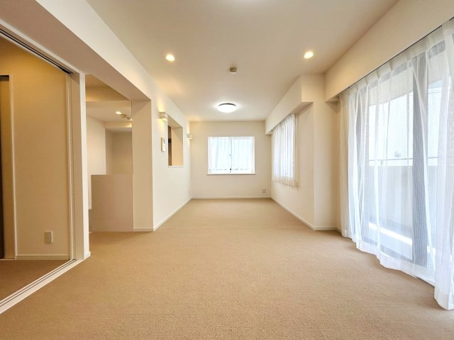 最上階×角部屋でペット飼えちゃう！！田の字間取りではない！！何と言ってもまずマンションエントランスから爆上げ必須！！な、『パークハイム三ツ沢』リノベーションの居間・リビング|ゆったり過ごせるリビングです