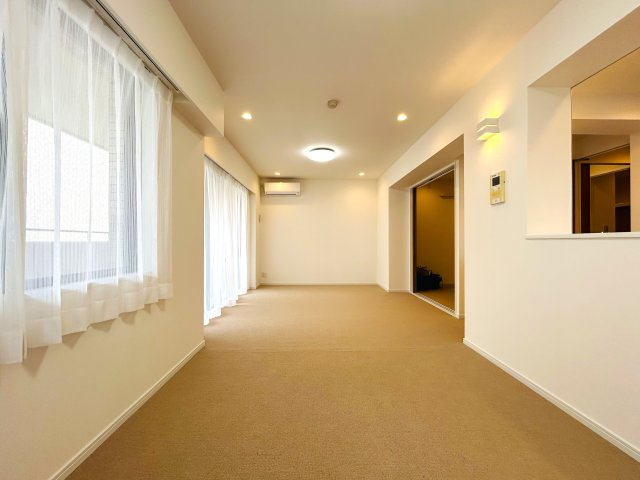 最上階×角部屋でペット飼えちゃう！！田の字間取りではない！！何と言ってもまずマンションエントランスから爆上げ必須！！な、『パークハイム三ツ沢』リノベーションの居間・リビング|リビングです