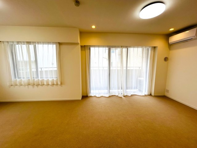 最上階×角部屋でペット飼えちゃう！！田の字間取りではない！！何と言ってもまずマンションエントランスから爆上げ必須！！な、『パークハイム三ツ沢』リノベーションの居間・リビング|おしゃれな居間です
