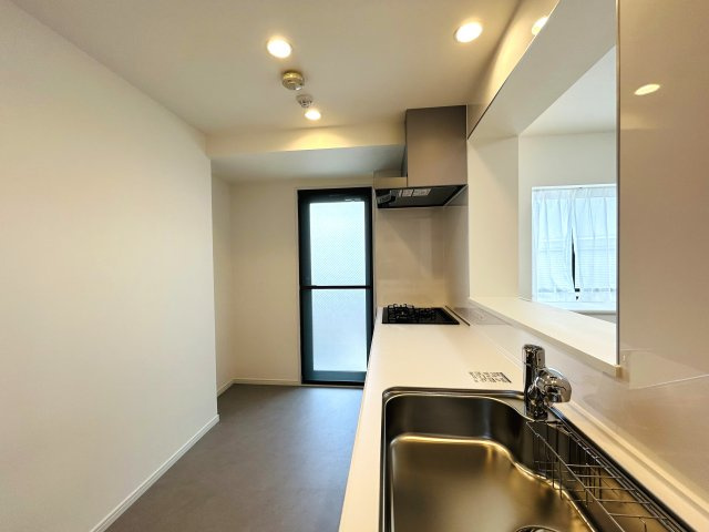 最上階×角部屋でペット飼えちゃう！！田の字間取りではない！！何と言ってもまずマンションエントランスから爆上げ必須！！な、『パークハイム三ツ沢』リノベーションの玄関|きれいな玄関です