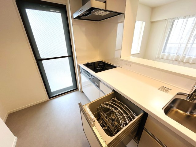 最上階×角部屋でペット飼えちゃう！！田の字間取りではない！！何と言ってもまずマンションエントランスから爆上げ必須！！な、『パークハイム三ツ沢』リノベーションのキッチン|使いやすいキッチンです