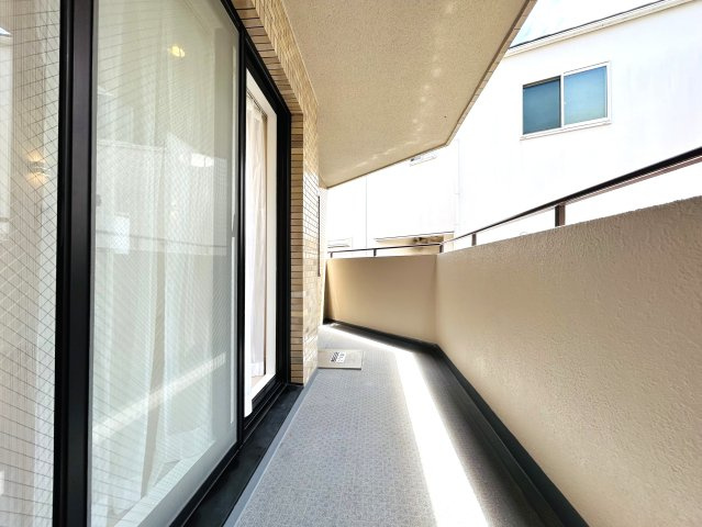 最上階×角部屋でペット飼えちゃう！！田の字間取りではない！！何と言ってもまずマンションエントランスから爆上げ必須！！な、『パークハイム三ツ沢』リノベーションのバルコニー|陽当たり良好なバルコニーです
