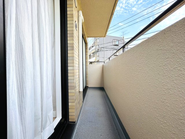 最上階×角部屋でペット飼えちゃう！！田の字間取りではない！！何と言ってもまずマンションエントランスから爆上げ必須！！な、『パークハイム三ツ沢』リノベーションのバルコニー|陽当たり良好なバルコニーです