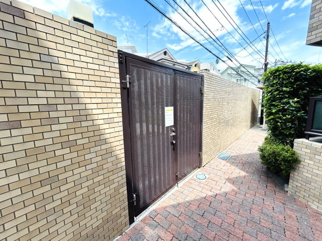 最上階×角部屋でペット飼えちゃう！！田の字間取りではない！！何と言ってもまずマンションエントランスから爆上げ必須！！な、『パークハイム三ツ沢』リノベーションのその他共用部分