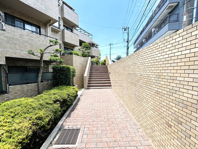 最上階×角部屋でペット飼えちゃう！！田の字間取りではない！！何と言ってもまずマンションエントランスから爆上げ必須！！な、『パークハイム三ツ沢』リノベーションのその他共用部分