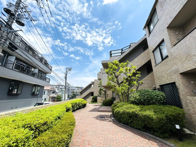 最上階×角部屋でペット飼えちゃう！！田の字間取りではない！！何と言ってもまずマンションエントランスから爆上げ必須！！な、『パークハイム三ツ沢』リノベーションの外観|物件の外観です
