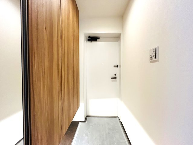 最上階×角部屋でペット飼えちゃう！！田の字間取りではない！！何と言ってもまずマンションエントランスから爆上げ必須！！な、『パークハイム三ツ沢』リノベーションの玄関|玄関です