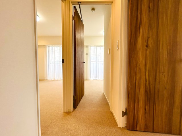 最上階×角部屋でペット飼えちゃう！！田の字間取りではない！！何と言ってもまずマンションエントランスから爆上げ必須！！な、『パークハイム三ツ沢』リノベーションの内装|明るい室内です