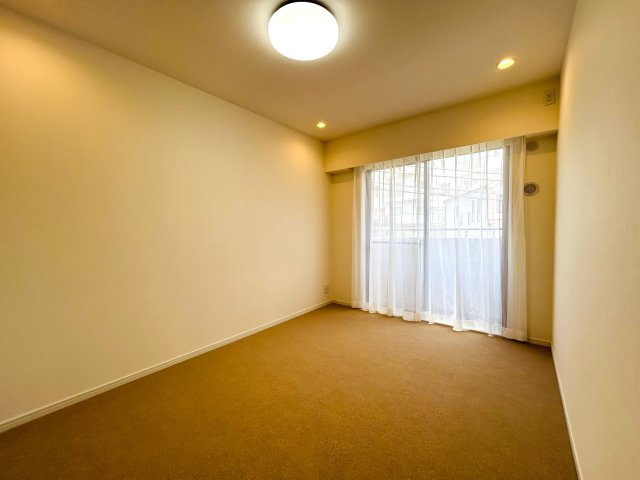 最上階×角部屋でペット飼えちゃう！！田の字間取りではない！！何と言ってもまずマンションエントランスから爆上げ必須！！な、『パークハイム三ツ沢』リノベーションの洋室|ゆったりした洋室です