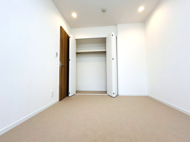 最上階×角部屋でペット飼えちゃう！！田の字間取りではない！！何と言ってもまずマンションエントランスから爆上げ必須！！な、『パークハイム三ツ沢』リノベーションの洋室|落ち着いた色調の洋室です