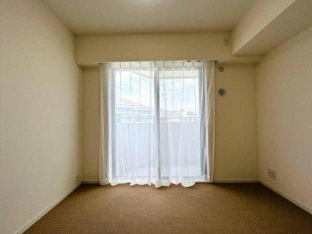 最上階×角部屋でペット飼えちゃう！！田の字間取りではない！！何と言ってもまずマンションエントランスから爆上げ必須！！な、『パークハイム三ツ沢』リノベーションの洋室|明るい洋室です