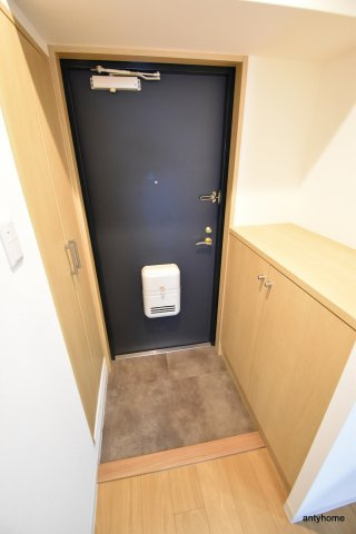 アールエスフラッツ　仲介手数料無料の玄関