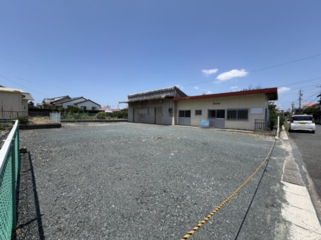 丸塚町倉庫付貸事務所の駐車場