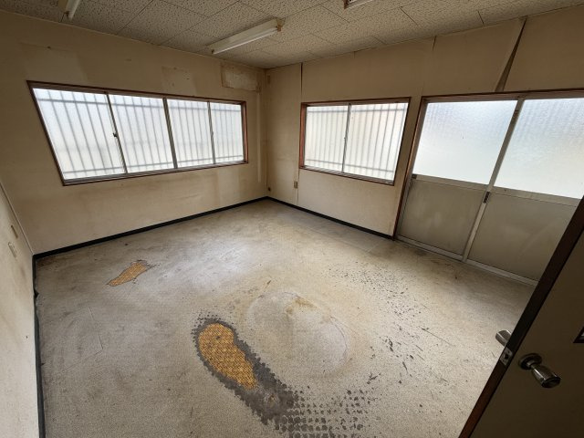 丸塚町倉庫付貸事務所の内装