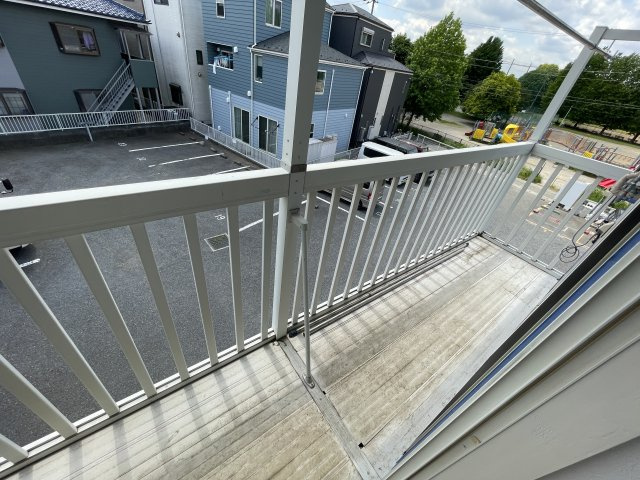 川崎市多摩区菅稲田堤２丁目のアパートのバルコニー