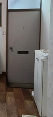 KMハイツの玄関