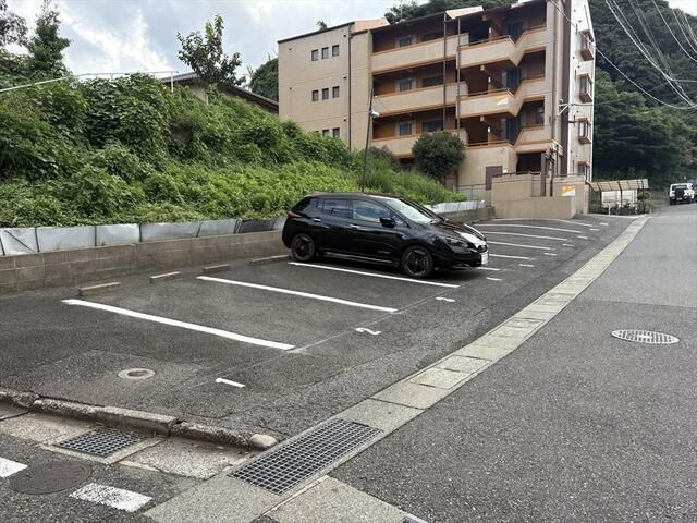 ヒルズ守恒の駐車場