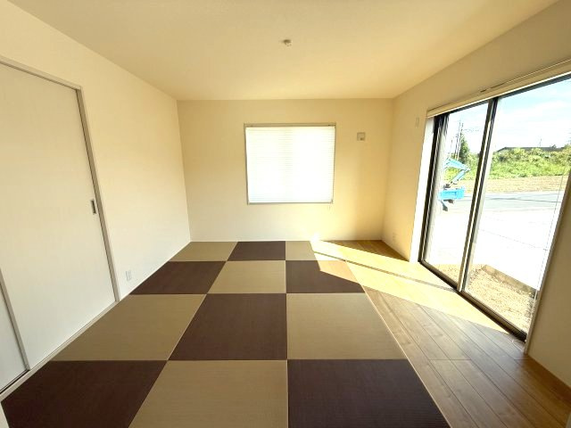 リーブルガーデンS第18渋川金井　5号棟の和室|8帖和室です♪二世帯住居にもおススメです。