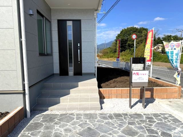 リーブルガーデンS第18渋川金井　5号棟の玄関|玄関前も高級感ある仕上がりです。