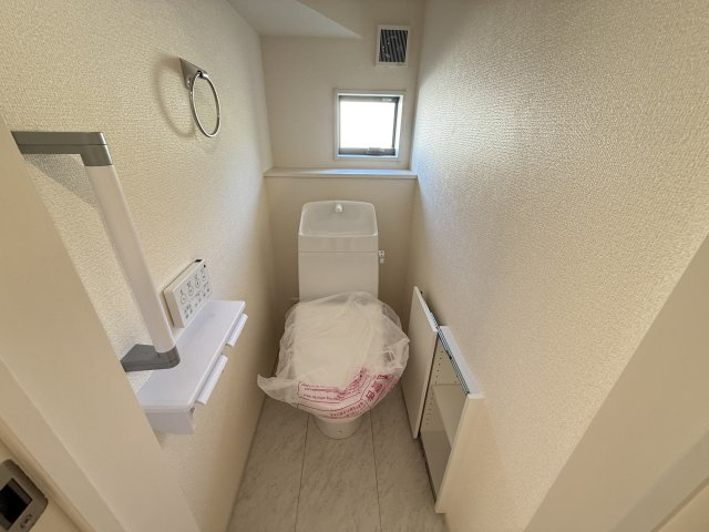 リーブルガーデンS第18渋川金井　5号棟のトイレ|1階トイレです。清潔感のある白を基調としています。
温水洗浄・便座暖房機能の付いた快適なトイレです☆