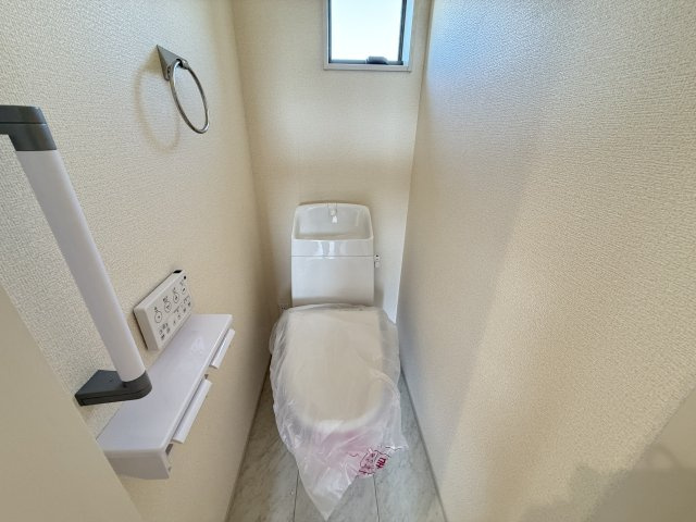 リーブルガーデンS第18渋川金井　5号棟のトイレ|2階トイレです。清潔感のある白を基調としています。