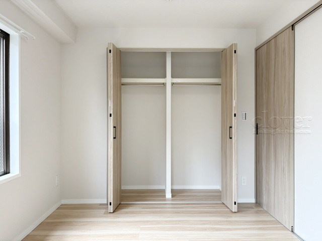 【収納】 | キャニオンマンション三鷹 | クローゼットの画像です。大きく左右に開いた扉の開放のしやすさと、奥行きを含めた収納部分のサイズ感をぜひ現地にてご確認ください。～即日のご見学可能～　お問合せはお気軽にどうぞ。