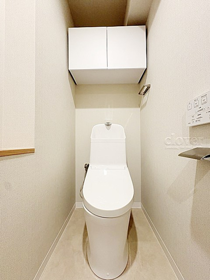 【トイレ】 | キャニオンマンション三鷹 | 温水洗浄便座つき　上部に収納を備えたトイレです。自宅の中でも最もプライベートな空間だからこそ、ほしい「落ち着き」がここにあります。～即日のご見学可能～　お問合せはお気軽にどうぞ。