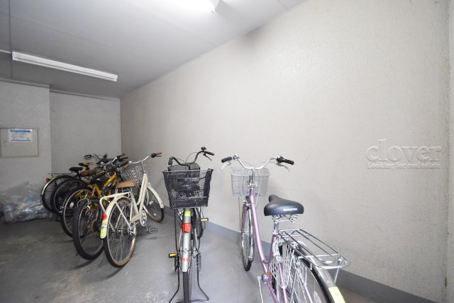 【駐輪場】 | キャニオンマンション三鷹 | 自転車置き場。マンションの共用部にあたります。空きの有無や駐輪料金、各戸の台数制限などについては、改めてお問い合わせください。～即日のご見学可能～　お問合せはお気軽にどうぞ。

