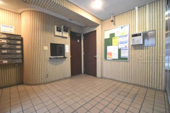 【ロビー】 | キャニオンマンション三鷹 | マンションの建物内に入って最初に目にする空間が、このエントランスホールです。それほど広くはありませんが、しっかりと清潔感が保たれています。～即日のご見学可能～　お問合せはお気軽にどうぞ。
