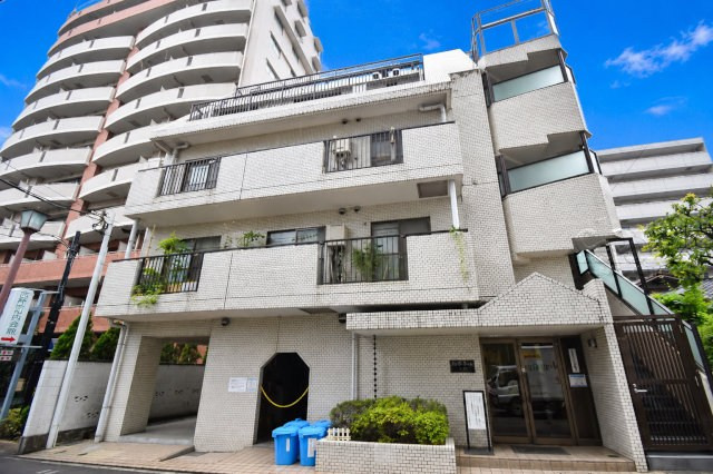 【外観】 | キャニオンマンション三鷹 | さほど大きなサイズではありませんが、清潔感があり、好感の持てるマンション外観。ぜひ一度、現地でご覧ください。～即日のご見学可能～　お問合せはお気軽にどうぞ。
