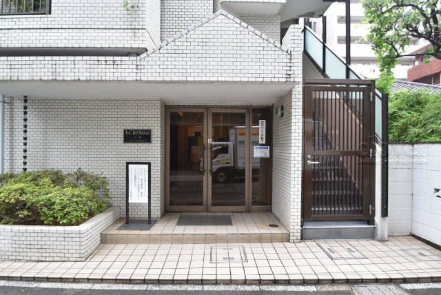 【エントランス】 | キャニオンマンション三鷹 | オートロックを備えた、マンションのエントランス。やはりセキュリティの観点は欠かすことができません。皆様を“安全”に送り出し、出迎えてくれます。～即日のご見学可能～　お問合せはお気軽にどうぞ。
