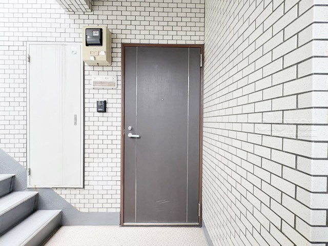【その他共用部分】 | キャニオンマンション三鷹 | 皆様をお迎えする、お部屋の玄関ドア。開けやすさや開放角度、ドアノブの操作しやすさや鍵の形状などを、現地で一度ご確認ください。～即日のご見学可能～　お問合せはお気軽にどうぞ。

