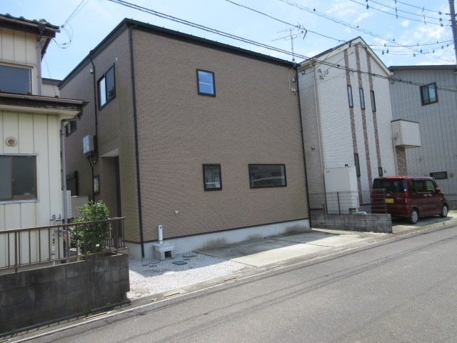中古戸建　滑川町月の輪6-4-17（リフォーム住宅）の前面道路含む現地写真