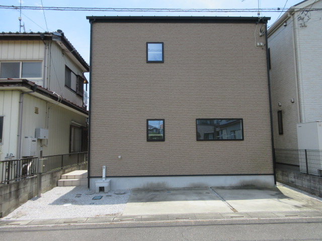 中古戸建　滑川町月の輪6-4-17（リフォーム住宅）の前面道路含む現地写真