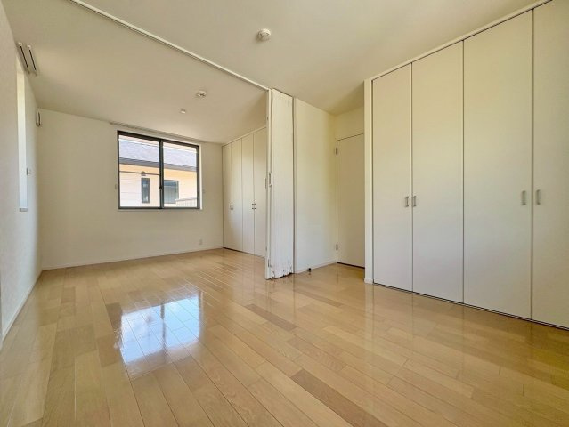 草津市岡本町　中古戸建ての洋室|2階の洋室2室は間仕切りを開けて一体利用も可能。家族の成長に合わせて使い方を変えられます。