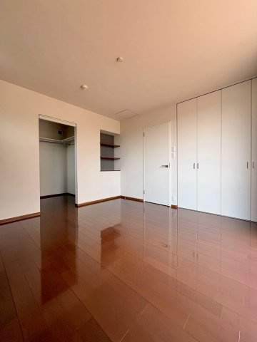草津市岡本町　中古戸建ての洋室|8.2帖のゆとりある主寝室。WICと収納を備え、ベッドを置いても余裕のある広さです。